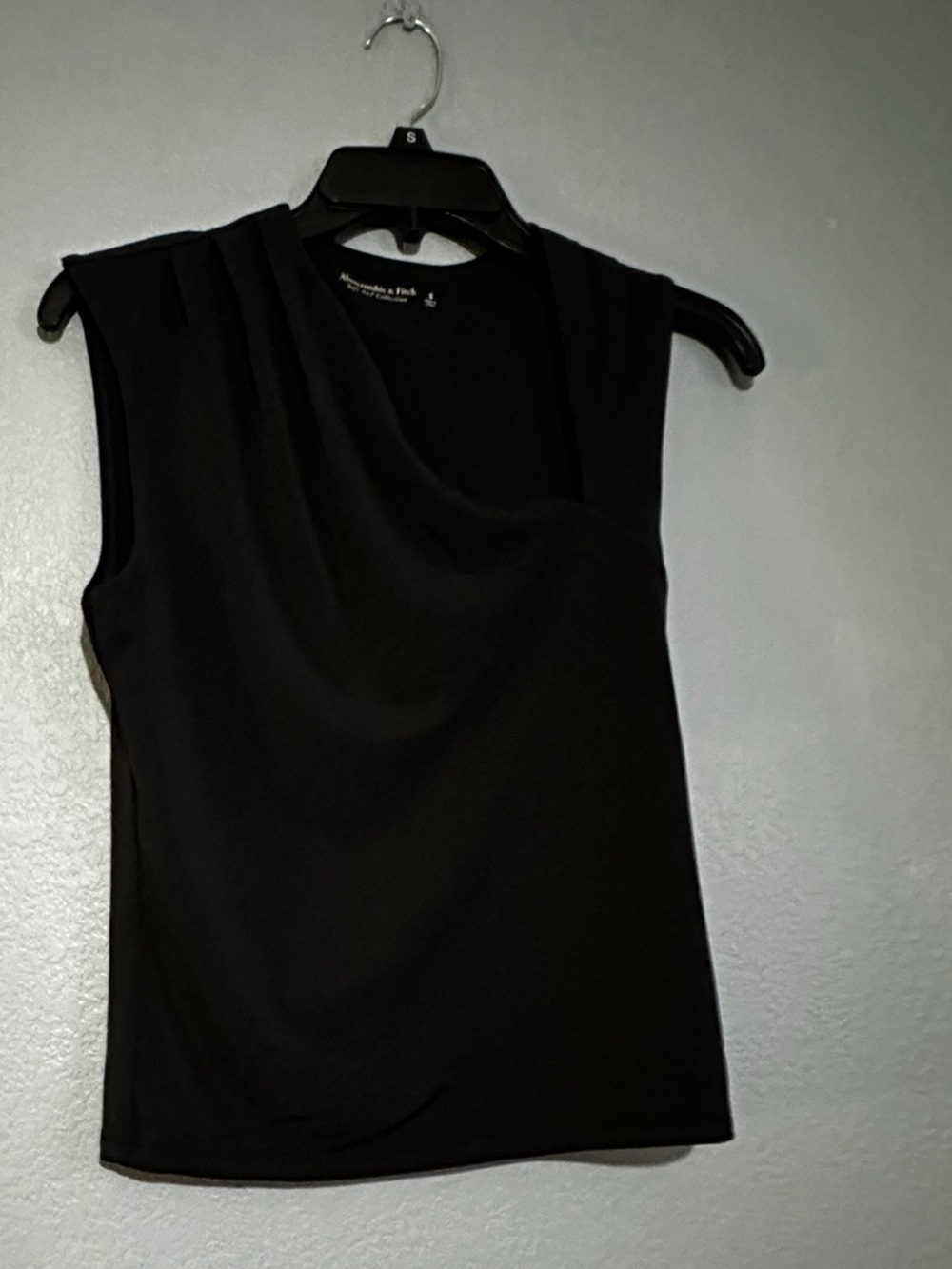 ABERCROMBIE & FITCH  SLEEVELESS BLACK TOP